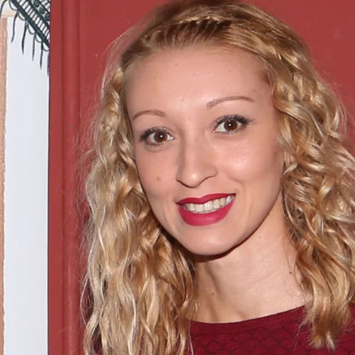 Τάνια Ρόκα | Η συγκινητική καντάδα των φίλων της ηθοποιού μετά την έξοδό της από το νοσοκομείο (βίντεο)