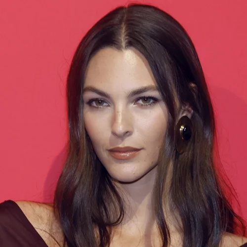 3 highlighter sticks κάτω από 20 ευρώ για να πετύχεις το αστραφτερό "glass skin"