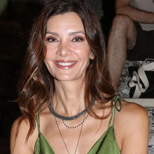 12 Ελληνίδες celebrities άνω των 50 που επιμένουν στα μακριά μαλλιά και "σπάνε" τα στερεότυπα