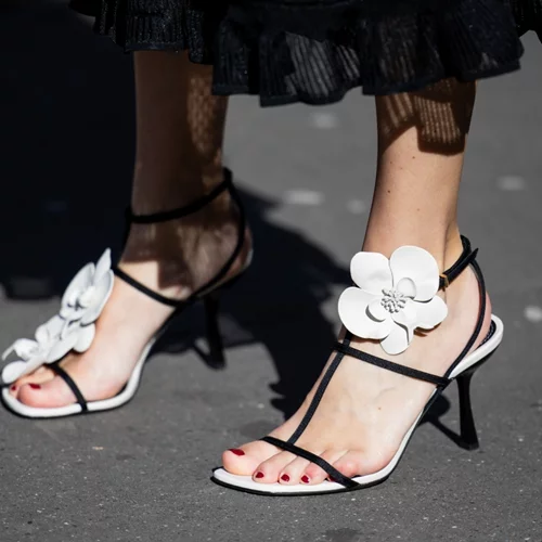 Αυτά τα "ανθισμένα" ψηλοτάκουνα πέδιλα από τη Zara είναι το statement piece που θα φορέσεις στους γάμους και τις βαπτίσεις της άνοιξης