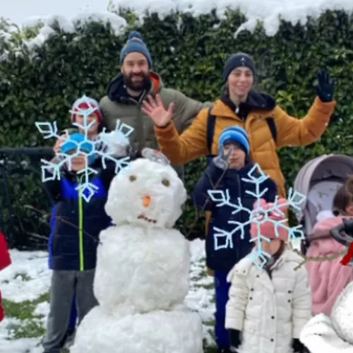 Ολυμπία Χοψονίδου - Βασίλης Σπανούλης | Παιχνίδια με τα έξι παιδιά τους στα χιόνια