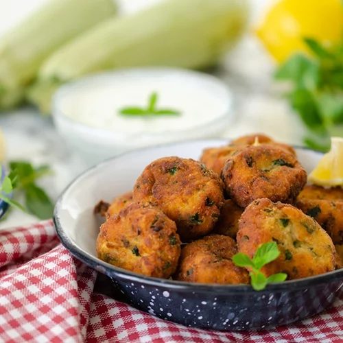 Ο απόλυτος μεζές του καλοκαιριού | Οι πιο εύκολοι και yummy κολοκυθοκεφτέδες της Αργυρώς Μπαρμπαρίγου