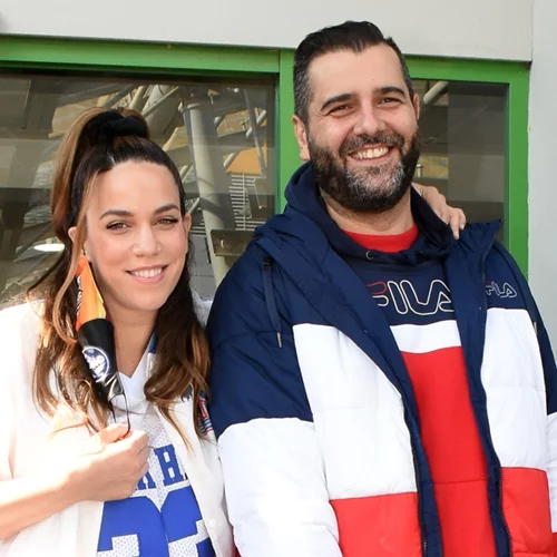 Κατερίνα Στικούδη | Με φαρδύ λευκό top στην έξοδο από το μαιευτήριο με τον Βαγγέλη Σερίφη και τον νεογέννητο γιο τους