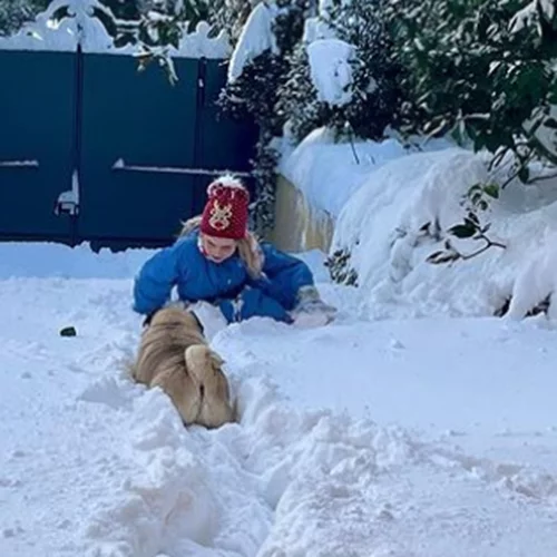 Ελένη Μενεγάκη | Φωτογραφίζει τη μικρή Μαρίνα να παίζει στη χιονισμένη αυλή του σπιτιού τους