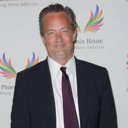 Matthew Perry | Ο εθισμός στις ουσίες, ο ρόλος του ως Chandler Bing στα "Φιλαράκια", το Perry House και η βράβευση από τον Λευκό Οίκο