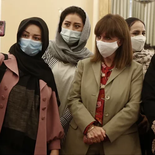 "Δεν θα σας εγκαταλείψουμε" | Το συγκινητικό μήνυμα της Σακελλαροπούλου σε γυναίκες βουλευτές και δικαστές από το Αφγανιστάν