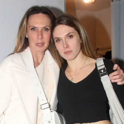 Εβελίνα Παπούλια | Στο πλευρό της κόρης της, Αφροδίτης, στη θεατρική της πρεμιέρα