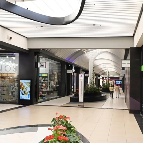 Τα καλύτερα sporty casual looks για τις εκδρομές του Οκτωβρίου