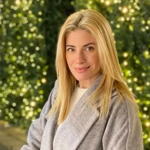 Η Ευαγγελία Αραβανή στο σπίτι της | Τα minimal έπιπλα και το λευκό πιάνο με ουρά