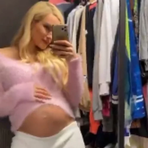 Τζούλια Νόβα | Ποζάρει με ακάλυπτη φουσκωμένη κοιλιά λίγο πριν γεννήσει