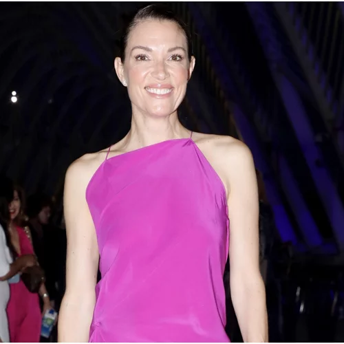 Η Βίκυ Καγιά φόρεσε το ιδανικό φόρεμα για μια βραδινή έξοδο στο νησί