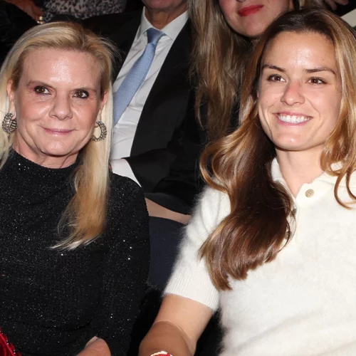 Μαρία Σάκκαρη | Με polo shirt και maxi παλτό για μια βραδιά θεάτρου