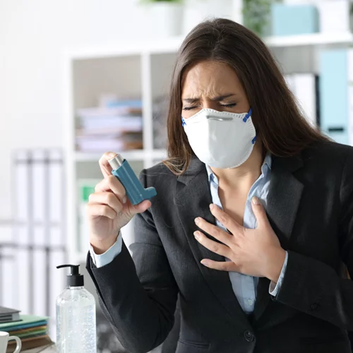 Έχεις άσθμα; Μάθε αν κινδυνεύεις περισσότερο από COVID-19 κι αν πρέπει να κάνεις το εμβόλιο