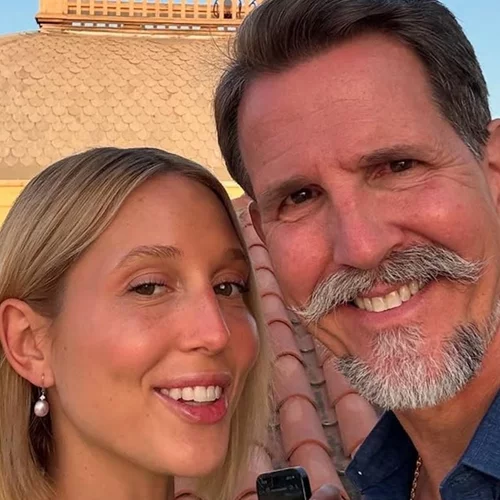 Pirate vibes | Ο Παύλος Ντε Γκρες σε παμπ, πίνει μαύρη μπύρα παρέα με την κόρη του Μαρία Ολυμπία