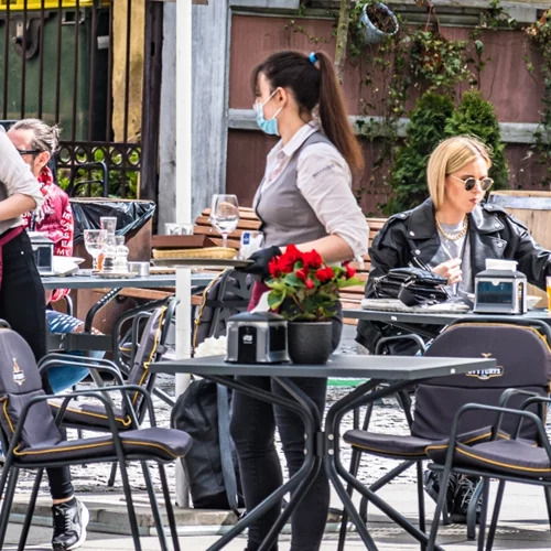 Υποχρεωτικός έλεγχος από σήμερα σε μη εμβολιασμένους εργαζόμενους σε εστίαση - τουρισμό