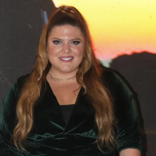 Και η Δανάη Μπάρκα φόρεσε το χρώμα του μήνα | Δες το casual chic look της