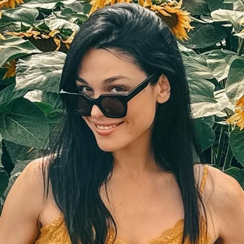 Η Ιωάννα Τριανταφυλλίδου προτείνει πώς να φορέσεις το έντονο χρώμα τον Σεπτέμβριο