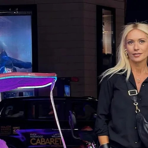 Η Μαρία Μπακοδήμου ποζάρει με σέξι baby doll στην ασπρόμαυρη, υπερσύγχρονη κουζίνα της