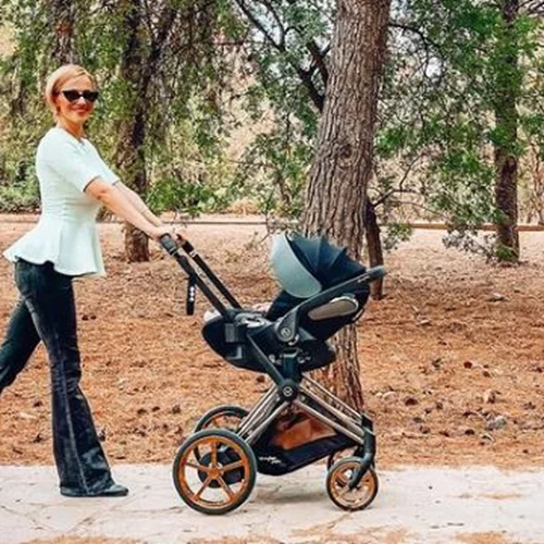 Νάντια Μπουλέ | Έτσι προετοιμάζει την 10 μηνών κόρη της για τις καλοκαιρινές βουτιές