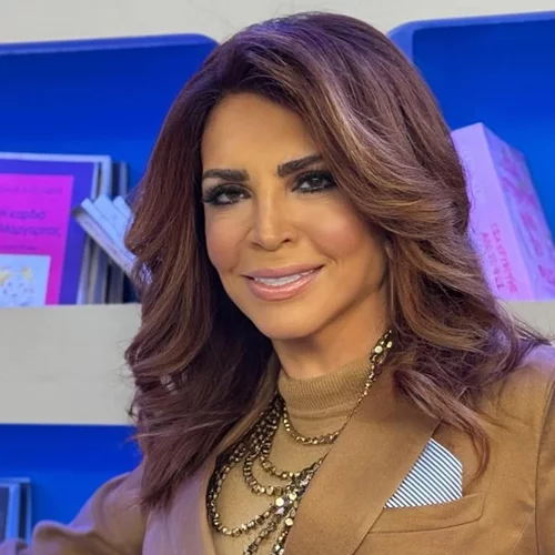 Η Μιμή Ντενίση με bronze σατινέ φόρεμα σε γνωστό spot της Αθηναϊκής Ριβιέρας