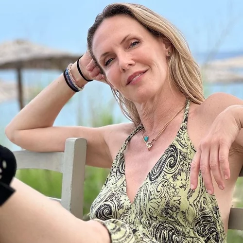 Η Εβελίνα Παπούλια έγινε ξανά κοκκινομάλλα | Η αλλαγή που την ανανέωσε πλήρως