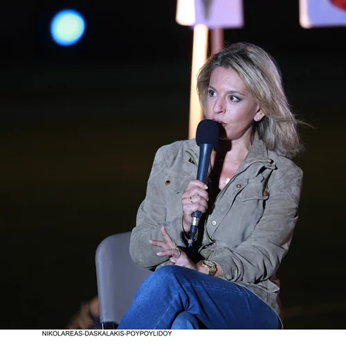 Όλγα Τρέμη | Σπάνια κοσμική εμφάνιση με chic σύνολο στο θέατρο