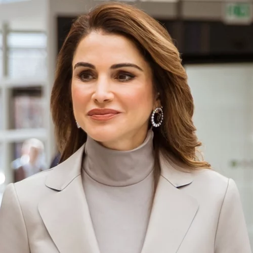 Η Ράνια της Ιορδανίας με ιδιαίτερο κορμάκι και leggins | H total black εμφάνιση που λατρέψαμε