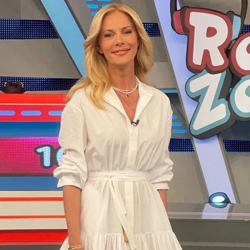 Η Ζέτα Μακρυπούλια προτείνει μία κομψή εναλλακτική επιλογή για εσένα που δεν θέλεις να φορέσεις φόρεμα στις γιορτές