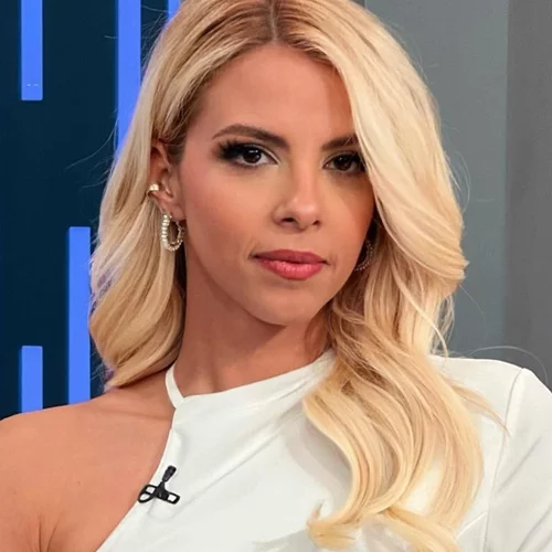 Η Τζένη Μελιτά με το ριγέ φόρεμα, που είχε φορέσει η Κατερίνα Καινούργιου | Κοστίζει 30 ευρώ