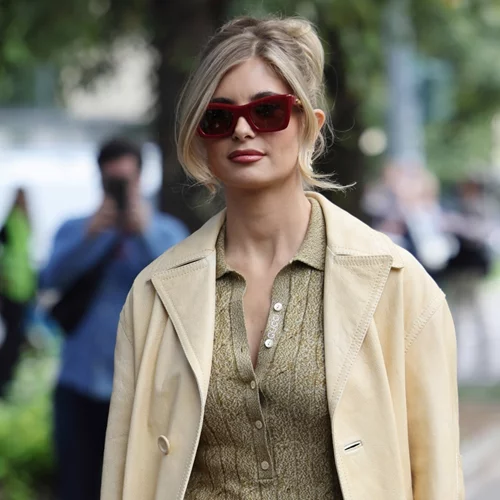 Αυτό το butter yellow ημίπαλτο από τη Stradivarius θα δώσει ανοιξιάτικη πινελιά στις εμφανίσεις σου με μόλις 39,99 €