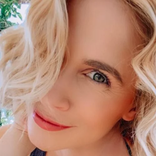 Νάντια Μπουλέ | Με πιο κοντά μαλλιά από ποτέ, μερικούς μήνες μετά τη γέννα