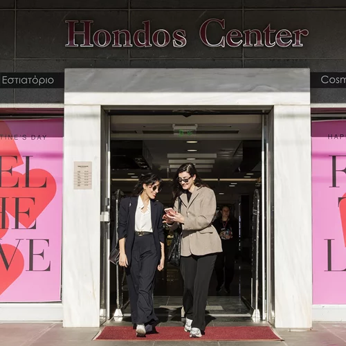 H Κατερίνα Βισέρη δοκιμάζει την πιο viral mascara στα social media