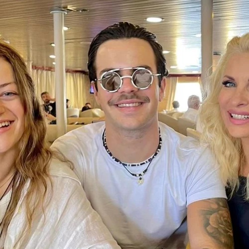 Ελένη Μενεγάκη | Αγκαλιά με τον γιο της και την Γαία Μερκούρη στις πρώτες τους κοινές διακοπές