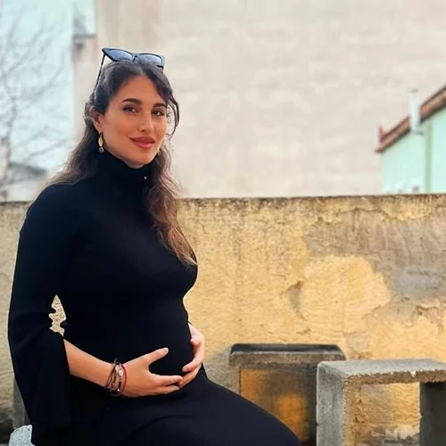 Η Παυλίνα Βουλγαράκη φωτογραφίζει τον σύντροφό της στην κουζίνα λίγο πριν γίνουν γονείς