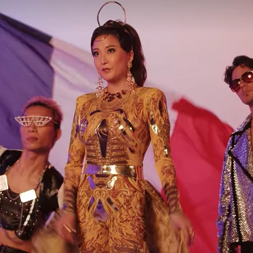 Emily in Paris | Οι Γάλλοι couturiers του On Aura Tout Vu μιλούν στο Missbloom.gr για το look που δημιούργησαν για την Ashley Park και την αγάπη τους για την Ελλάδα