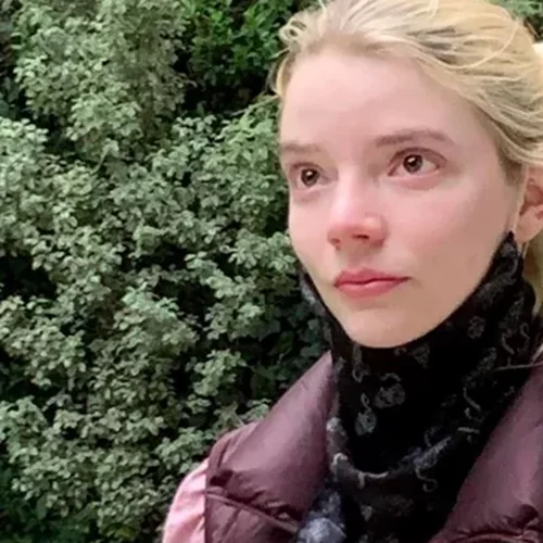 Η Anya Taylor-Joy με δάκρυα στα μάτια καταρρέει φτάνοντας στην Αργεντινή