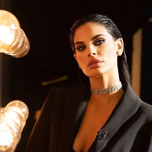 Χριστίνα Μπόμπα | Με skater φούστα και πλεκτό πουλόβερ στο πρώτο look της άνοιξης