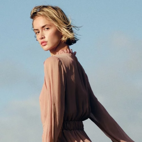 Οι μπορντό μπότες από τη Zara που έχουν γίνει viral στο TikTok | Πώς θα τις φορέσεις