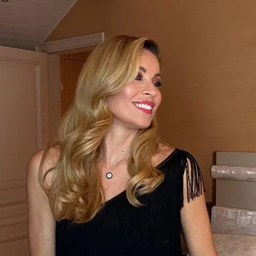 Ένα πανέμορφο ζιζάνιο | Η Μαριέττα Χρουσαλά ποζάρει αγκαλιά με την ανιψιά της που μοιάζει με κόρη της