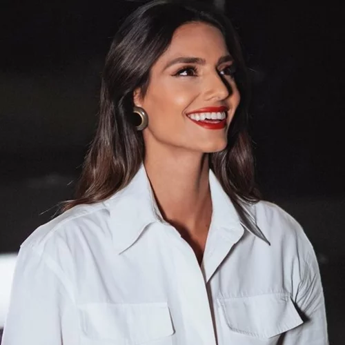 Η Ηλιάνα Παπαγεωργίου προτείνει τον θηλυκό και διαφορετικό τρόπο για να φορέσεις ένα ανδρικό πουκάμισο