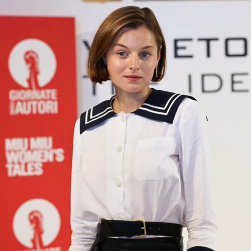 H Emma Corrin μόλις υιοθέτησε το πιο cool κούρεμα που μπορείς να κάνεις