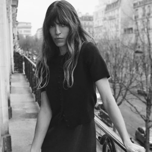 Η Lou Doillon πρωταγωνιστεί στη νέα καμπάνια της Massimo Dutti για την τσάντα-ορόσημο στην κληρονομιά της