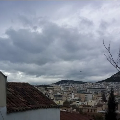 Συννεφιασμένος καιρός με νοτιάδες και τοπικές καταιγίδες - Εως 17 βαθμούς το θερμόμετρο στην Αττική