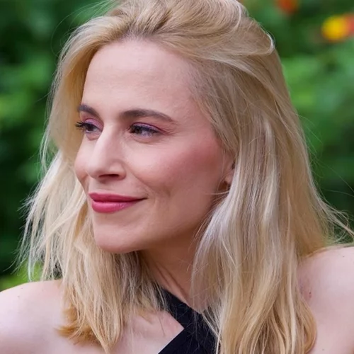 Με πιο κοντά μαλλιά από ποτέ η Νάντια Μπουλέ | Το ολοκαίνουριο κούρεμα ενόψει του νέου έτους