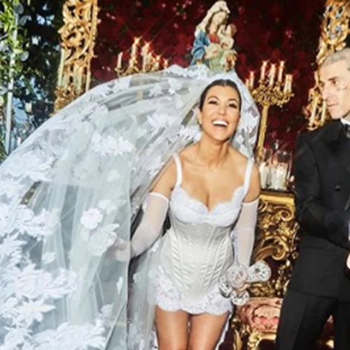 Kourtney Kardashian | Το νυφικό μανικιούρ της είναι ξεκάθαρα #nailgoals