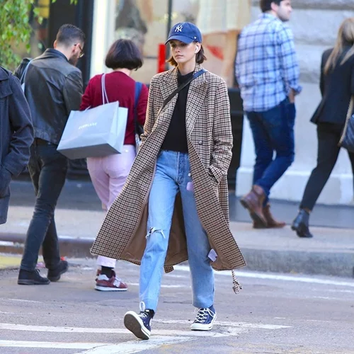 Πώς συνδυάζουν το τζιν παντελόνι οι celebrities;