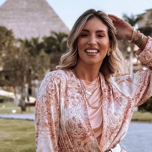 Καλεσμένη σε γάμο; | Το άνετο και επίκαιρο twin set που προτείνει η Αθηνά Οικονομάκου