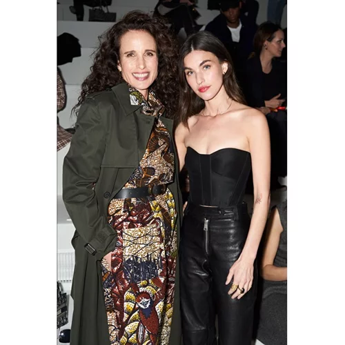 Rainey Qualley | Η κούκλα κόρη της Andie MacDowell εντυπωσιάζει με ένα corset φόρεμα