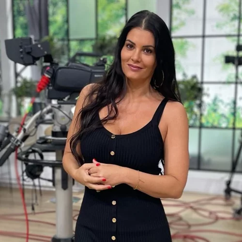 Η Μαρία Κορινθίου φόρεσε το ιδανικό μαγιό για γυναίκες με μεγάλο στήθος