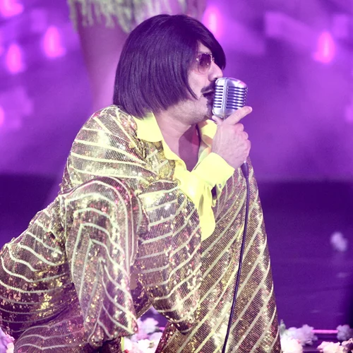 Ο Τόνι Σφήνος χωρίς περούκα και αξεσουάρ των 70s | Η σπάνια εμφάνιση με τη σύζυγό του ως Θάνος Κιούσης